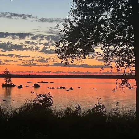 Traditional Finnish Lakeside Off-grid Chalet *